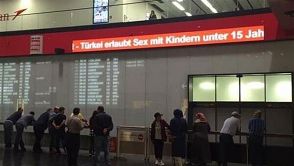 'Türkiye, 15 yaş altı çocuklarla cinsel ilişkiye izin veriyor' başlıklı haber, Viyana Havalimanı'ndaki panoda yayınlandı. - Sputnik Türkiye