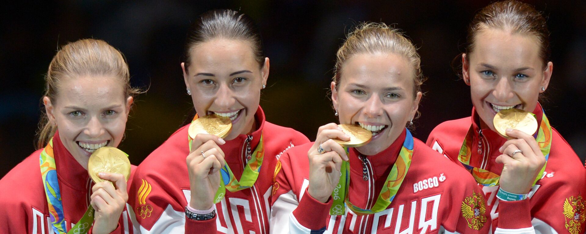 Rio Olimpiyat Oyunları’nda kadınlar eskrim takımı olarak altın madalya alan Rus sporcular - Sputnik Türkiye, 1920, 05.08.2024