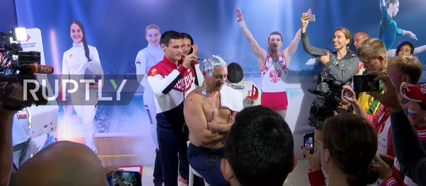 Rio’da takımı 7 madalya kazanan Rus antrenör İlgar Mamedov saçlarını kazıttı. - Sputnik Türkiye