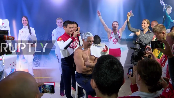 Rio’da takımı 7 madalya kazanan Rus antrenör İlgar Mamedov saçlarını kazıttı. - Sputnik Türkiye