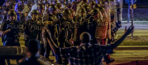 Milwaukee'de polise karşı çatışmaya giren kalabalık taş ve sopalar fırlattı - Sputnik Türkiye