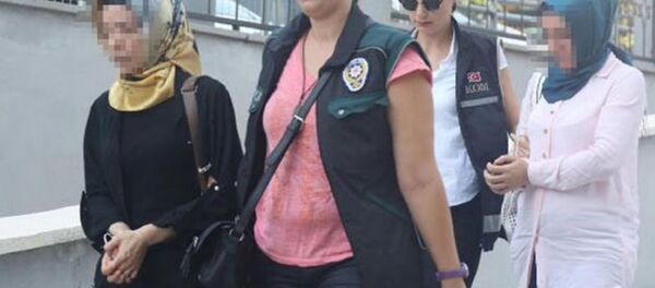 Mersin'de Fethullahçı Terör Örgütü (FETÖ) soruşturması kapsamında gözaltına alınan 31 kişi adliyeye sevk edildi. - Sputnik Türkiye