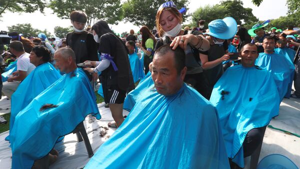 Güney Kore’de Bölge Yüksek İrtifa Hava Savunması (THAAD) füze sistemlerini protesto eden 900 kişi toplu olarak saçlarını kazıttı. - Sputnik Türkiye