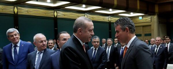 Cumhurbaşkanı Recep Tayyip Erdoğan, Cumhurbaşkanlığı Külliyesi'nde Türkiye Barolar Birliği Başkanı Metin Feyzioğlu (sağda) ve beraberindeki heyeti kabul etti. - Sputnik Türkiye