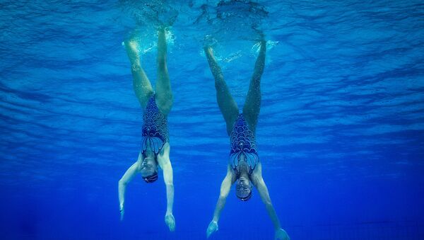 Rus sporcular Natalya İşçenko ve Svetlana Romaşina, çiftler senkronize yüzme dalında altın madalyanın sahibi oldu. - Sputnik Türkiye
