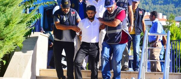 Cumhurbaşkanı Erdoğan'ın ayrılmasının ardından konakladığı otele saldırı düzenleyen grupta bulunan darbeci askerler adliyede Cumhurbaşkanı Erdoğan'ın ayrılmasının ardından konakladığı otele saldırı düzenleyen grupta bulunan darbeci askerler adliyede - Sputnik Türkiye