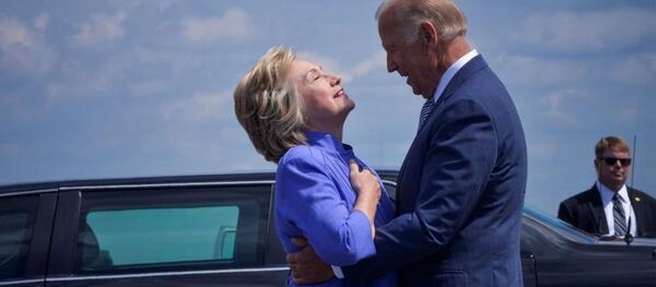 ABD Başkan Yardımcısı Joe Biden, Hillary'nin beline uzun uzun sarıldı - Sputnik Türkiye