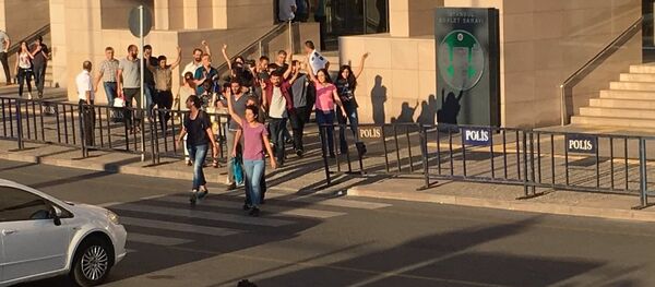 Özgür Gündem'e baskında gözaltına alınan gazetecilerden 22'si serbest. Özgür Gündem'e baskında gözaltına alınan gazetecilerden 22'si serbest. - Sputnik Türkiye