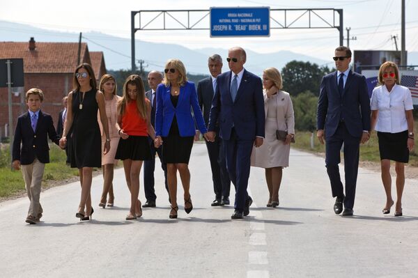 Biden'ın geçen yıl hayatını kaybeden oğlu Beau Biden'ın adı Kosova'daki bir yola verildi. - Sputnik Türkiye
