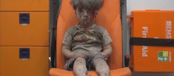 Halep Medya Merkezi tarafından kaydedilen ve beş yaşındaki Ümran'ın yıkılan evinin enkazının altından çıkarıldıktan sonra bekletildiği ambulansta çekilen görüntüler hem uluslararası basın kuruluşları tarafından kullanıldı hem de sosyal medya üzerinden yüzbinlerce kişiye ulaştı. - Sputnik Türkiye