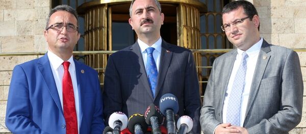 Anayasa Uzlaşma Komisyonu üyeleri Cumhuriyet Halk Partisi (CHP) Aydın Milletvekili Bülent Tezcan (sol), Adalet ve Kalkınma Partisi (AK Parti) Gaziantep Milletvekili Abdulhamit Gül ve Milliyetçi Hareket Partisi (MHP) Afyonkarahisar Milletvekili Mehmet Parsak (sağ) TBMM basın kapısında gazetecilere açıklamalarda bulundu. Anayasa Uzlaşma Komisyonu üyeleri Cumhuriyet Halk Partisi (CHP) Aydın Milletvekili Bülent Tezcan (sol), Adalet ve Kalkınma Partisi (AK Parti) Gaziantep Milletvekili Abdulhamit Gül ve Milliyetçi Hareket Partisi (MHP) Afyonkarahisar Milletvekili Mehmet Parsak (sağ) TBMM basın kapısında gazetecilere açıklamalarda bulundu. - Sputnik Türkiye