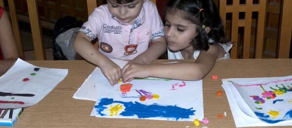 Şam’da düzenlenen hayır etkinliklerinde Suriyeli çocuklar, savaşın içindeki yaşamlarından biraz olsun uzaklaşıyor. - Sputnik Türkiye