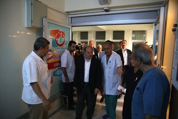 Başbakan Yardımcısı Mehmet Şimşek ve Sağlık Bakanı Recep Akdağ, Gaziantep 25 Aralık Devlet Hastanesi'nde tedavi gören yaralıları ziyaret etti. - Sputnik Türkiye