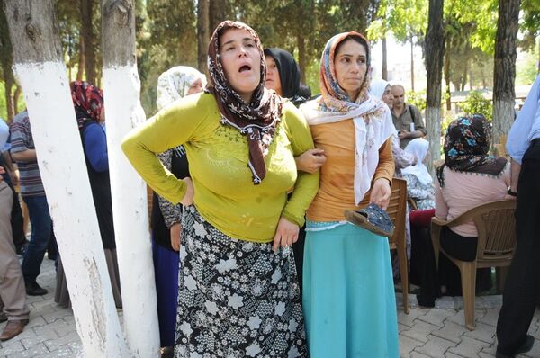 Önce havai fişek veya başka bir patlama olduğunu düşündük diyen Emine Ayhan, Hemen patlama yerine koştum. Ortalık kan gölüne dönmüş ve her yer ceset yeri olmuştu dedi. - Sputnik Türkiye