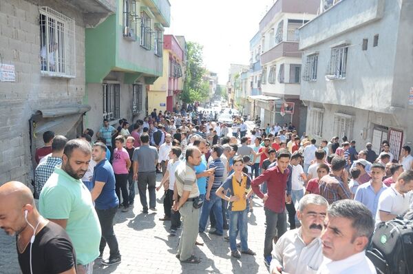 Patlamanın olduğu düğün yeri yas yerine dönerken, kentin birçok yerinden insanlar saldırının olduğu yere gelerek başsağlığı dileğinde bulundu. - Sputnik Türkiye