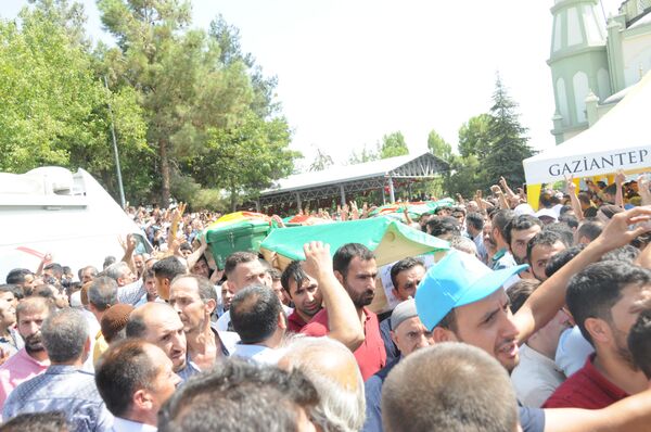 Saldırıda hayatını kaybedenler için Gaziantep'te düzenlenen cenaze törenine binlerce kişi katıldı. - Sputnik Türkiye