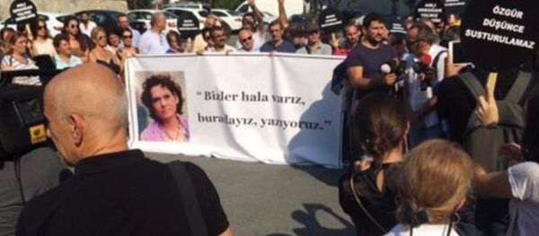 Aslı Erdoğan için ‘özgürlük nöbeti’ başladı. - Sputnik Türkiye