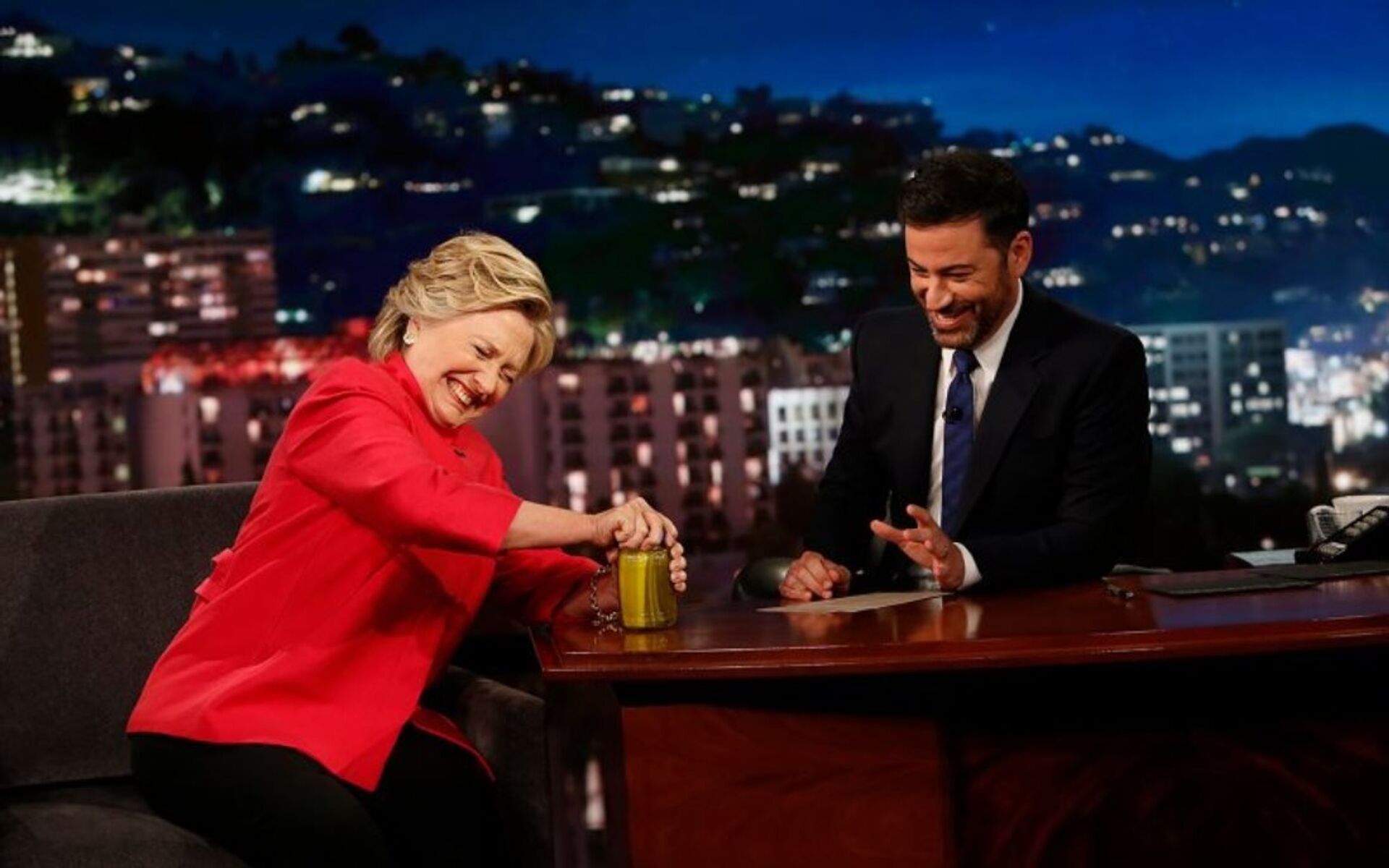 Hillary Clinton, Jimmy Kimmel Şov'da kavanoz açtı - Sputnik Türkiye, 1920, 22.09.2025
