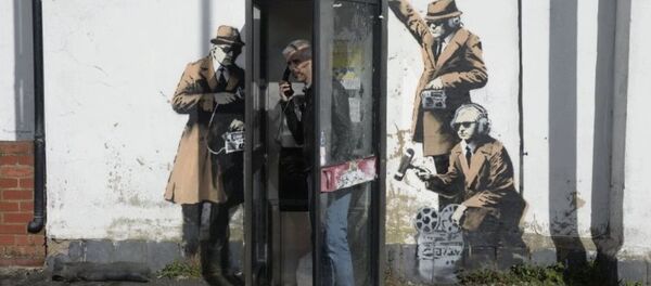 Banksy'nin ünlü 'Casus Kulübesi' duvar resmi yıkıldı - Sputnik Türkiye