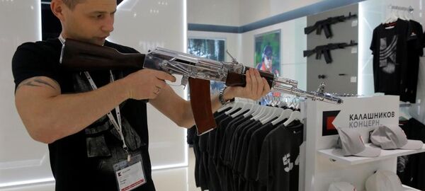 Dünyanın en çok kullanılan silahı olarak bilinen AK-47 tüfeğinin üreticisi Kalaşnikof, Rusya’nın başkenti Moskova’daki Şeremetyevo Havalimanı’nda mağaza açtı. - Sputnik Türkiye