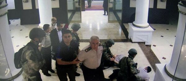 Görüntülerde Genelkurmay 2. Başkanı Orgeneral Yaşar Güler, elleri arkadan bağlı şekilde darbeciler tarafından götürülürken görülüyor. - Sputnik Türkiye