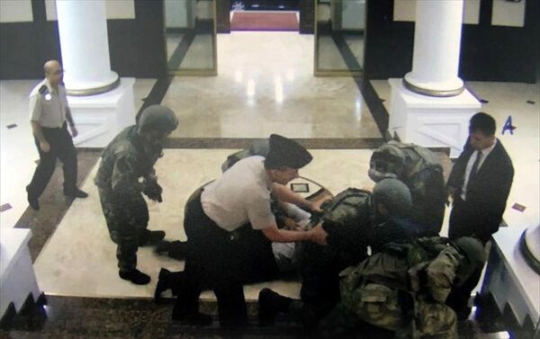 Görüntülerde Kara Kuvvetleri Komutanı Orgeneral Salih Zeki Çolak ve Kara Kuvvetleri Komutanlığı Kurmay Başkanı Orgeneral İhsan Uyar, darbeci askerler tarafından yere yatırılarak elleri arkadan bağlandığı görüldü. - Sputnik Türkiye