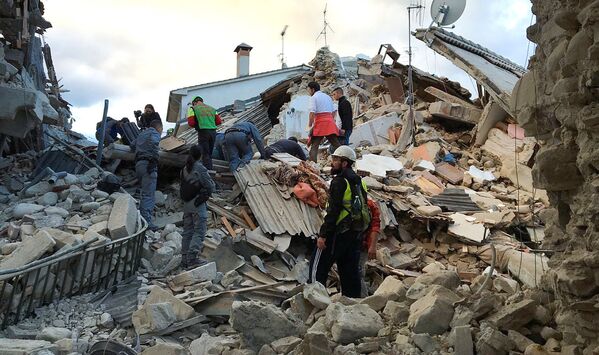 Rieti kentine bağlı Accumoli bölgesinde meydana gelen depremin, yerin 10 kilometre altında olduğunu açıklandı. - Sputnik Türkiye