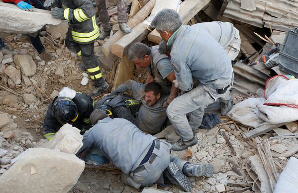 İtalya'daki depremde ölü sayısının artmasından endişe ediliyor. - Sputnik Türkiye