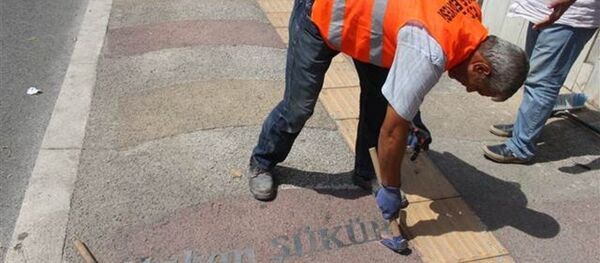 Galatasaraylı futbolcu Hakan Şükür'ün adı, yazılı bulunduğu kaldırımdan kaldırıldı. - Sputnik Türkiye