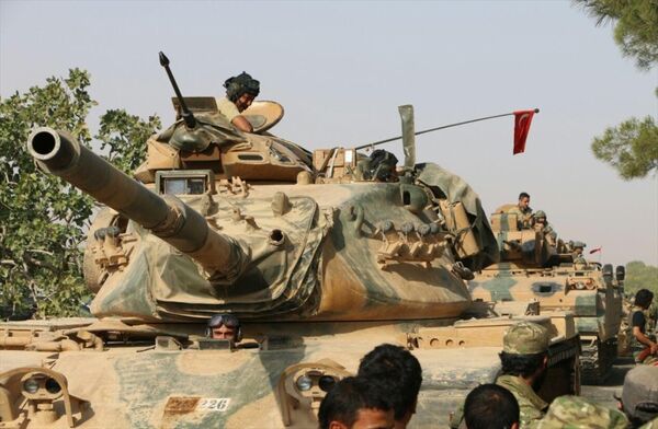 'Fırat Kalkanı' adı verilen Cerablus operasyonu kapsamında Suriye'ye geçen Türk tankları 'Fırat Kalkanı' adı verilen Cerablus operasyonu kapsamında Suriye'ye geçen Türk tankları - Sputnik Türkiye