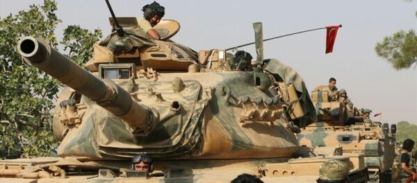 'Fırat Kalkanı' adı verilen Cerablus operasyonu kapsamında Suriye'ye geçen Türk tankları - Sputnik Türkiye