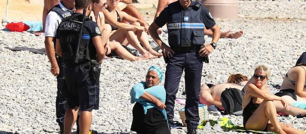 Fransa Nice'de burkini yasağını uygulayan polis plajlarda baskın yapıyor - Sputnik Türkiye