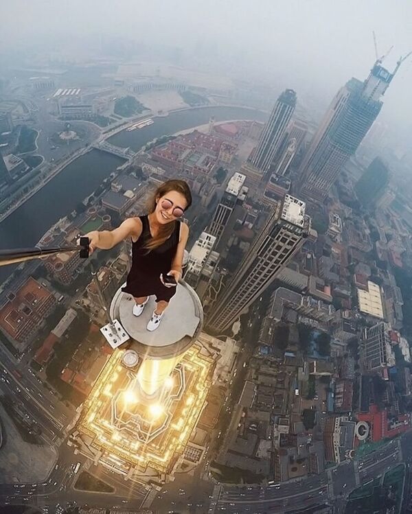 Amatör fotoğrafçı Rus Angela Nikolau, ‘dünyanın en tehlikeli ve riskli selfielerini çekiyor. 23 yaşındaki genç kızın fotoğraflarına bakmak, yükseklikten korkanlar için cesaret gerektiriyor. - Sputnik Türkiye