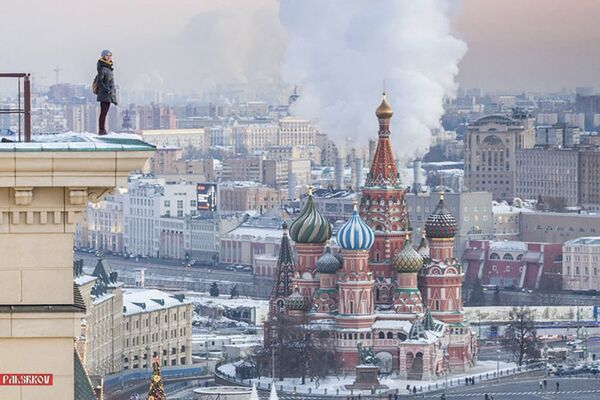 Amatör fotoğrafçı Rus Angela Nikolau, ‘dünyanın en tehlikeli ve riskli selfielerini çekiyor. 23 yaşındaki genç kızın fotoğraflarına bakmak, yükseklikten korkanlar için cesaret gerektiriyor. - Sputnik Türkiye