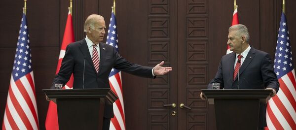 Başbakan Binali Yıldırım, ABD Başkan Yardımcısı Joe Biden ile bir araya geldi. Görüşmenin ardından Başbakan Yıldırım ve Biden, ortak basın toplantısı düzenledi. - Sputnik Türkiye