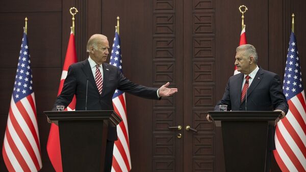 Başbakan Binali Yıldırım, ABD Başkan Yardımcısı Joe Biden ile bir araya geldi. Görüşmenin ardından Başbakan Yıldırım ve Biden, ortak basın toplantısı düzenledi. - Sputnik Türkiye