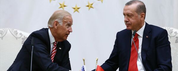 Cumhurbaşkanı Recep Tayyip Erdoğan, Cumhurbaşkanlığı Külliyesi'nde ABD Başkan Yardımcısı Joe Biden'ı kabul etti. Cumhurbaşkanı Erdoğan ve Biden, görüşme sonrası ortak basın toplantısı düzenledi. - Sputnik Türkiye