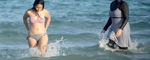Une femme en burkini - Sputnik Türkiye