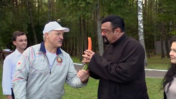 ABD'li aktör Steven Seagal'ı ağırlayan Belarus Devlet Başkanı Aleksandr Lukaşenko, ünlü aktöre rezidansın bahçesinde yetişen sebzelerden ikram etti. - Sputnik Türkiye
