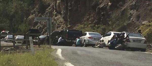 CHP lideri Kemal Kılıçdaroğlu'nun konvoyuna Artvin'in Şavşat ilçesinden Ardanuç ilçesine gittiği sırada Yanıklı köyü yakınlarında ateş açıldı. - Sputnik Türkiye