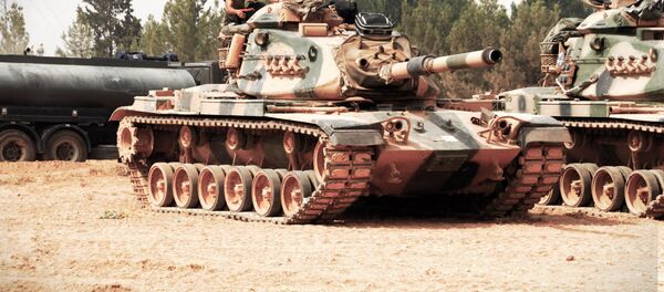 TSK'nın dün sabaha karşı Suriye'de başlattığı Fırat Kalkanı harekatı ikinci günde de devam ederken, bu sabah Cerablus bölgesine tank sevkiyatı yapıldı. - Sputnik Türkiye