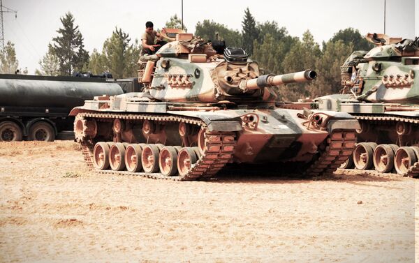 TSK'nın dün sabaha karşı Suriye'de başlattığı Fırat Kalkanı harekatı ikinci günde de devam ederken, bu sabah Cerablus bölgesine tank sevkiyatı yapıldı. - Sputnik Türkiye
