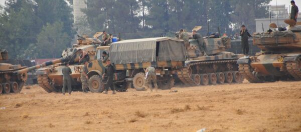 Cerablus ve çevresinde harekat devam ederken, Karkamış'ta konuşlu birliklerden bu sabah saat 09.30'da, 10 tank daha sınırı geçerek Suriye topraklarında ilerledi. - Sputnik Türkiye