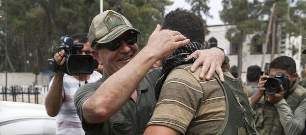 Genelkurmay Özel Kuvvetler Komutanı Korgeneral Zekai Aksakallı, Özgür Suriye Ordusu'nun Suriye'nin Türkiye sınırındaki Cerablus bölgesini IŞİD’den almasının ardından incelemelerde bulunmak üzere ilçeye geldi. - Sputnik Türkiye