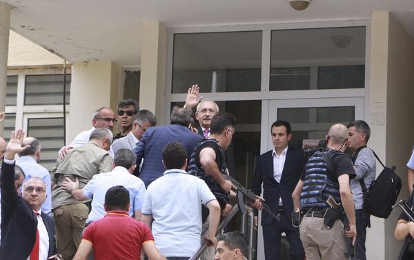 CHP Genel Başkanı Kemal Kılıçdaroğlu'nun konvoyuna, Artvin'in Şavşat ilçesinden Ardanuç ilçesine gittiği esnada saldırı yapıldı. - Sputnik Türkiye