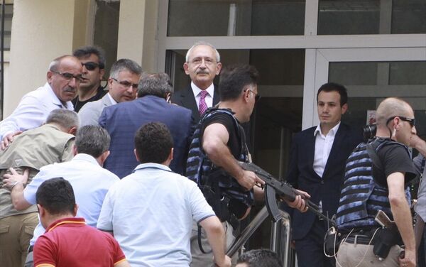 Kılıçdaroğlu , güvenlik güçleri tarafından güvenli bir bölgeye götürüldü. - Sputnik Türkiye