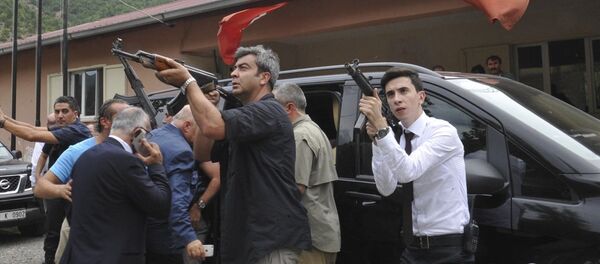 Kılıçdaroğlu, araca bindirilirken çok sayıda güvenlik gücü, dağlık alandan gelebilecek bir saldırıya karşı tetikteydi. - Sputnik Türkiye