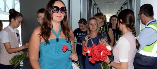 Türkiye-Rusya arasındaki sorunların çözüme kavuşturulmasının ardından Milas-Bodrum Havalimanı'na gelen 200 kişilik ilk Rus turist kafilesi karanfillerle karşılandı. - Sputnik Türkiye