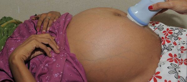 Hindistan'da doğum öncesi kontrollerini yaptıran bir kadın. - Sputnik Türkiye