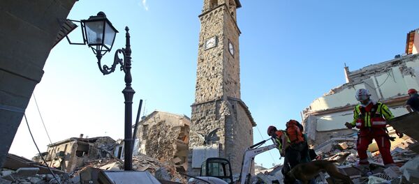 İtalya'daki depremden en çok etkilenen yer olan Amatrice kasabasındaki saat kulesi. - Sputnik Türkiye